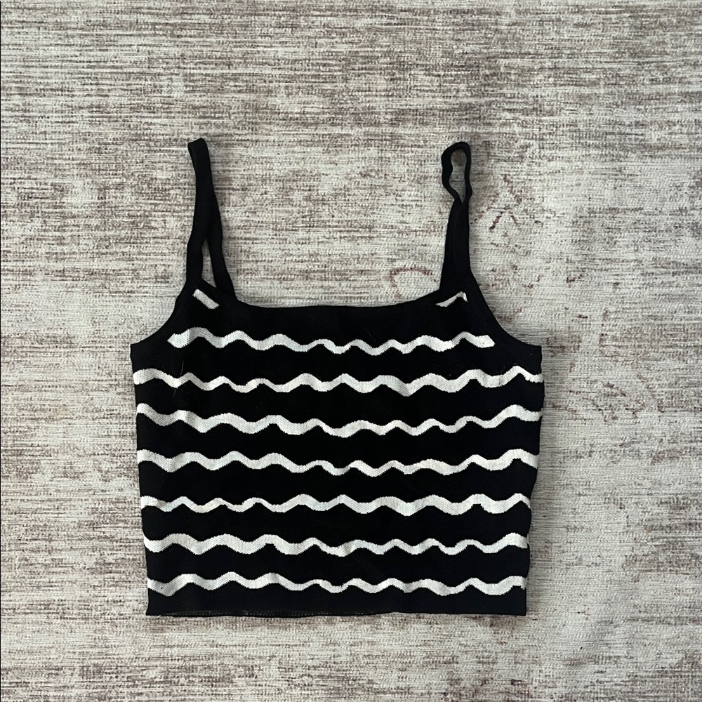 Wave Pattern Black and White Crop Top